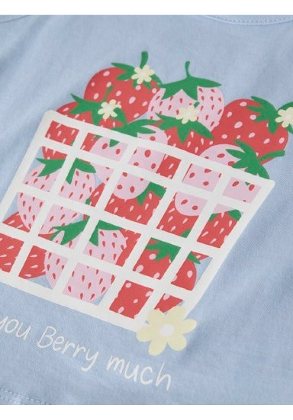 CAMISETA CELESTE FRESAS